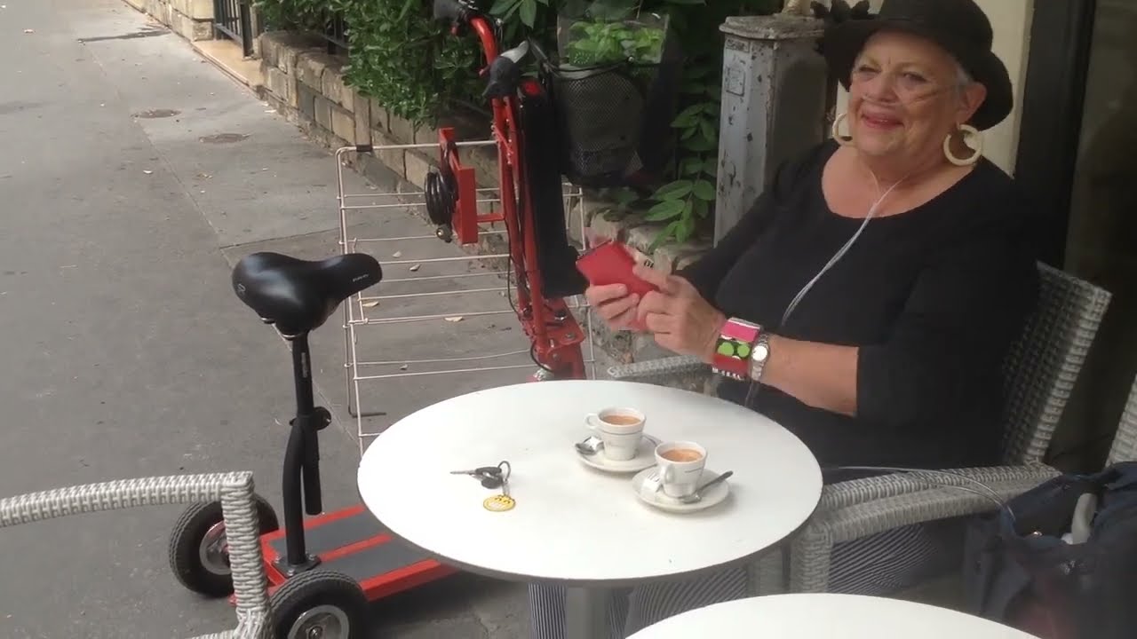 Accompagnée de son assistance respiratoire permanente, elle se déplace dans Paris sur sa Happy Scoot