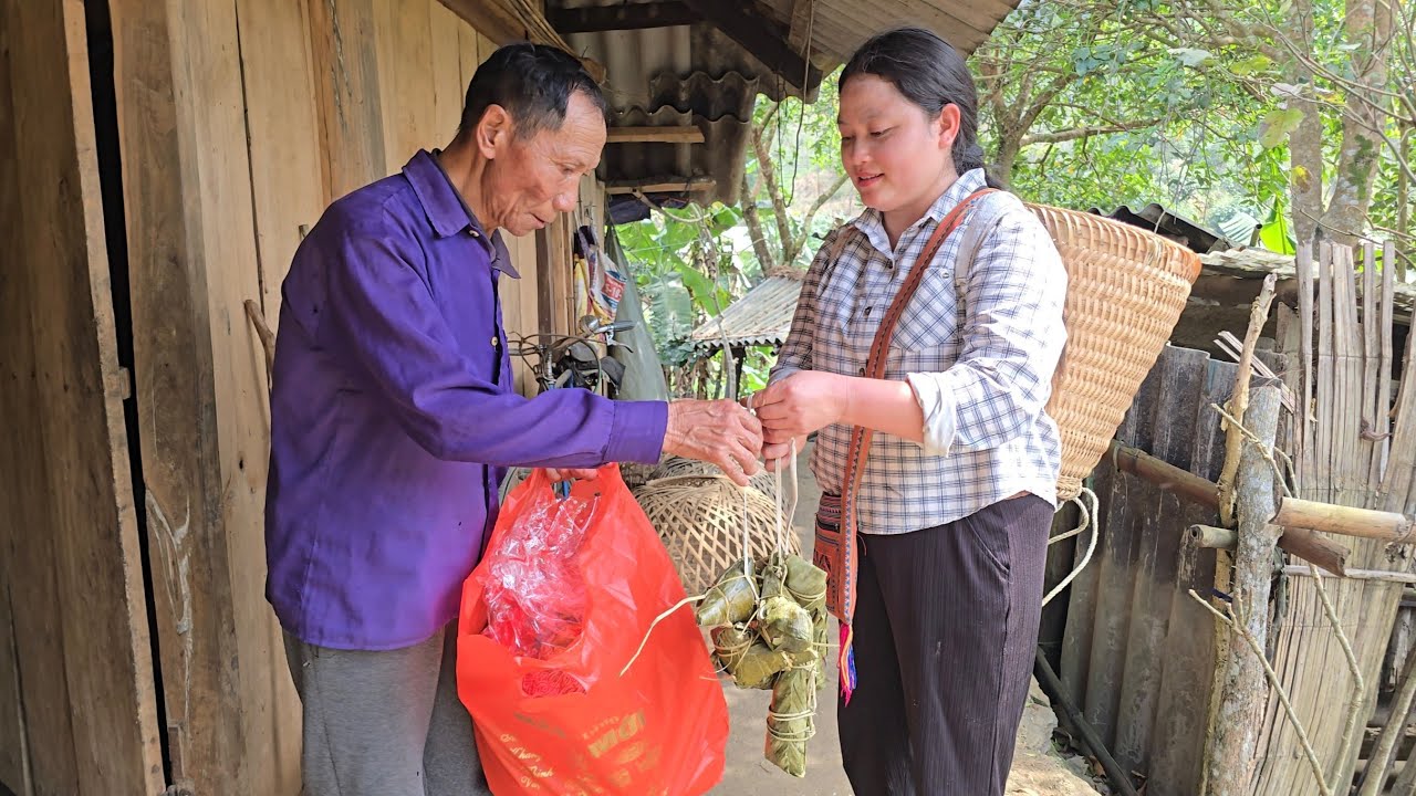 old man was overjoyed to see the single mother bring New Year's gifts. He even shed tears- ly tu tuc