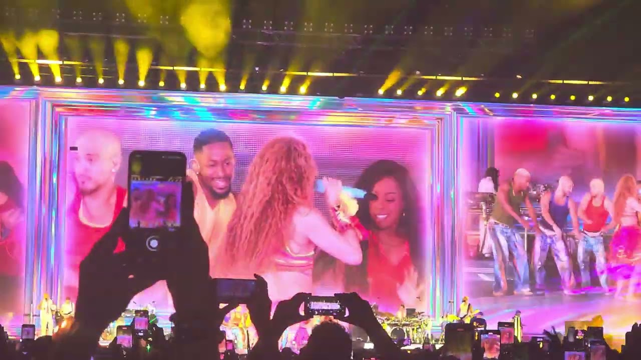 Shakira - Waka Waka (This Time For Africa) | Las Mujeres Ya No Lloran World Tour (SÃO PAULO, Brasil)