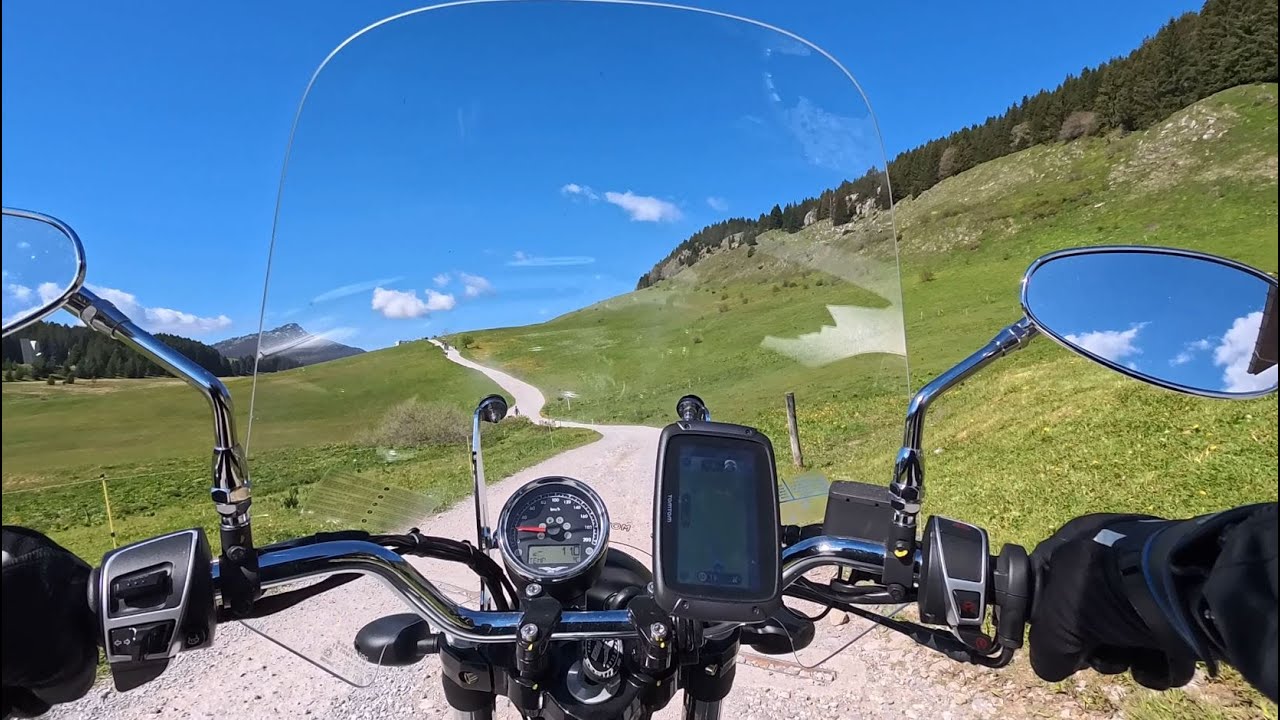 Les pires épingles😱que je connais en montant au Plateau des Glières avec ma Moto Guzzi V9 Roamer !