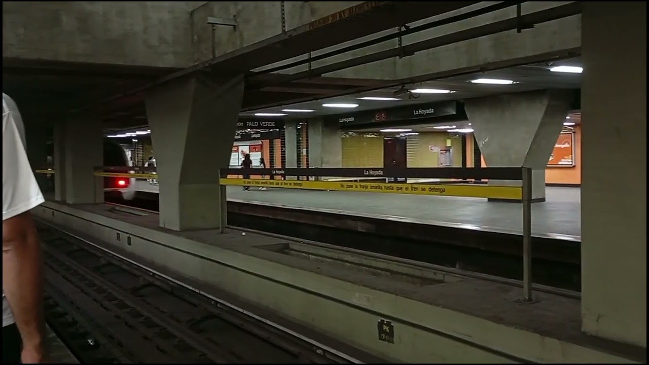 Estación La Hoyada: Dos Trenes CAF S6 Repotenciados en Dicha estación