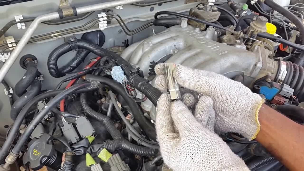 Как снять свечу зажигания цилиндра № 6 Nissan Vg33e.