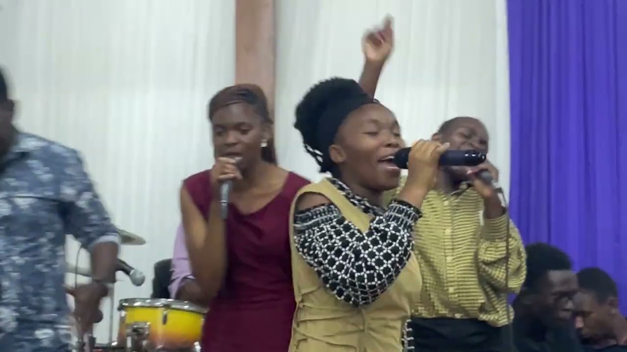 Mwayenera , Ndayima nji live - Tusekire
