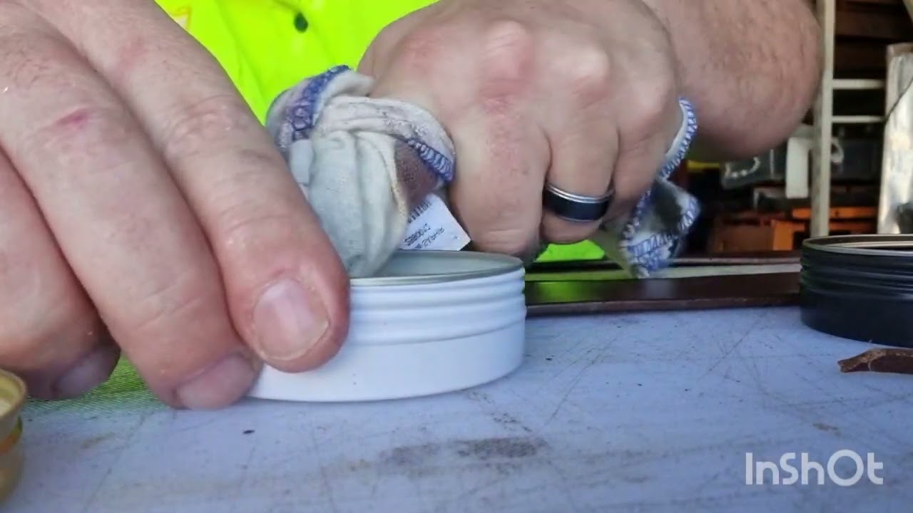 Bulling and polishing a Sam browne belt using Saphir Pâte De Luxe and Amiral Gloss.