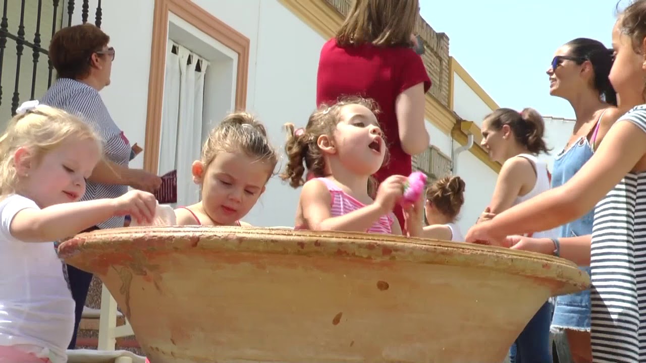 Un año más, vecinos de la localidad montan los tradicionales 'Altaritos de San Juan'