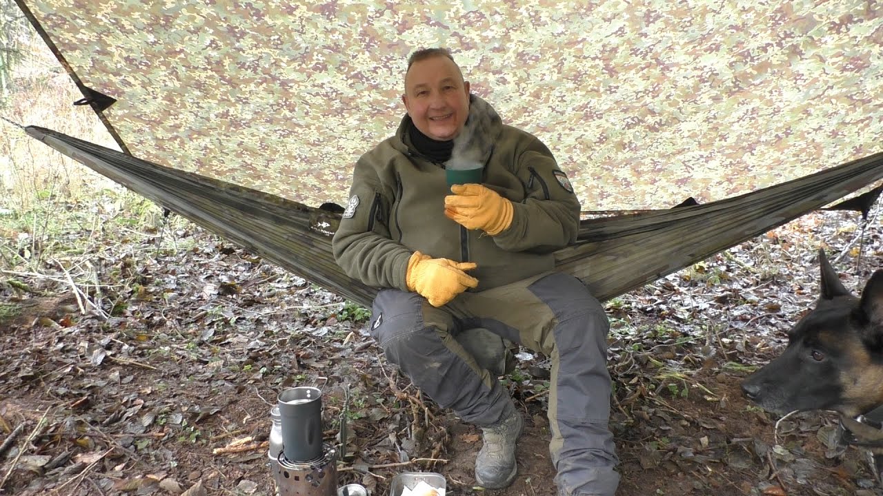 Schöner Dezembermorgen mit Lagerbau und Frühstück