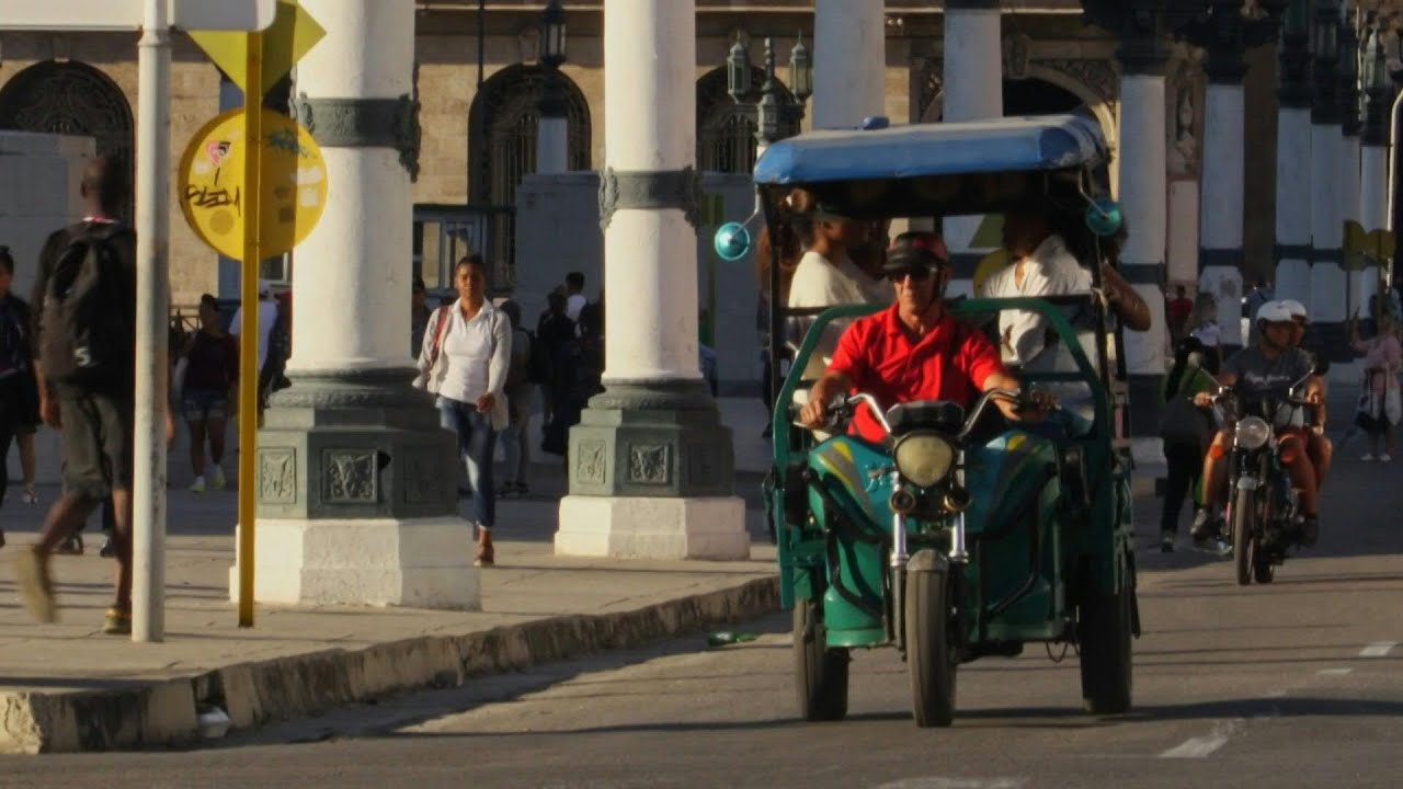 Triciclos eléctricos y bicitaxis, la alternativa ante la crisis de combustible en Cuba | AFP