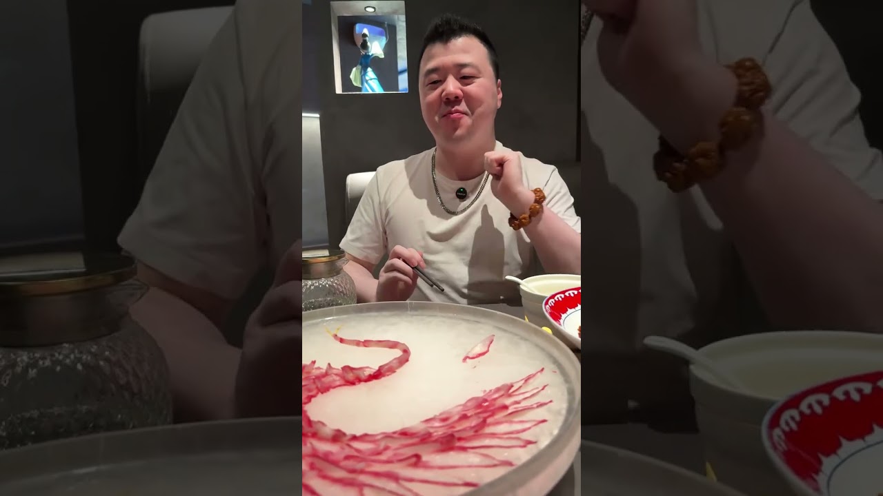 河豚有毒？但它是真好吃啊！ 人间至毒和人间至美融为一体，河豚到底多鲜美真的要亲自品尝才能体会。无论小聚还是宴请都合适的餐厅，专业烹饪河豚 #抖音美食推荐官 #河豚 #美食 #河豚料理 #北京美食