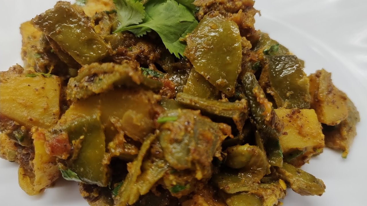 आलू सेम की मसालेदार सूखी सब्जी एक स्पेशल मसाले के साथ बनाएं(How to make delicious aalu sem subji)👌😋