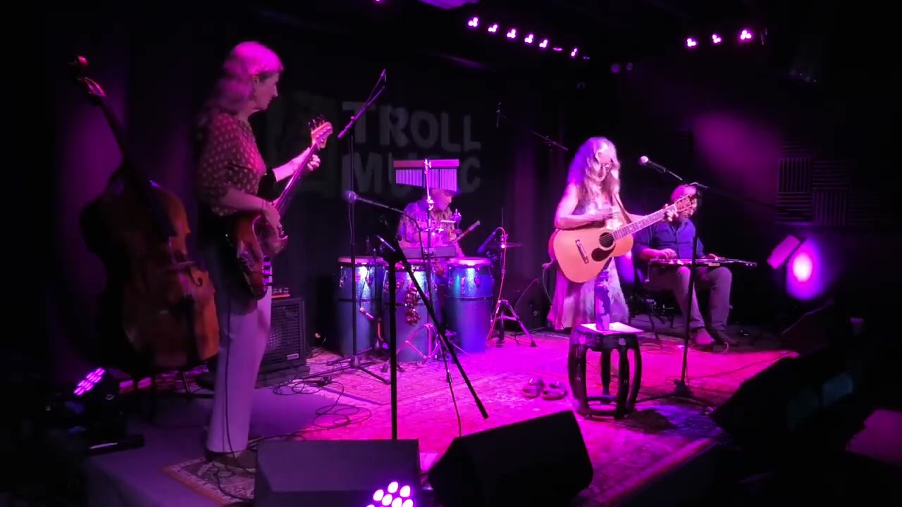 Play Lady Play 🎸- live at Troll Music concert! 