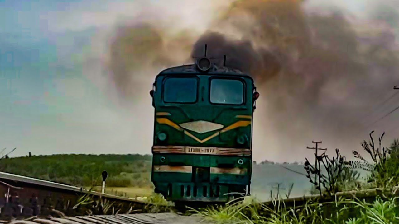 Камера под грузовым поездом. Tепловоз 2ТЭ10Л-2077Б-792А 