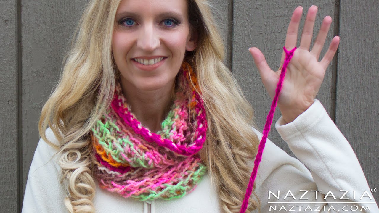 HOW to FINGER CROCHET for BEGINNERS - RIGHT HAND - Very Easy Simple Infinity Scarf Cowl