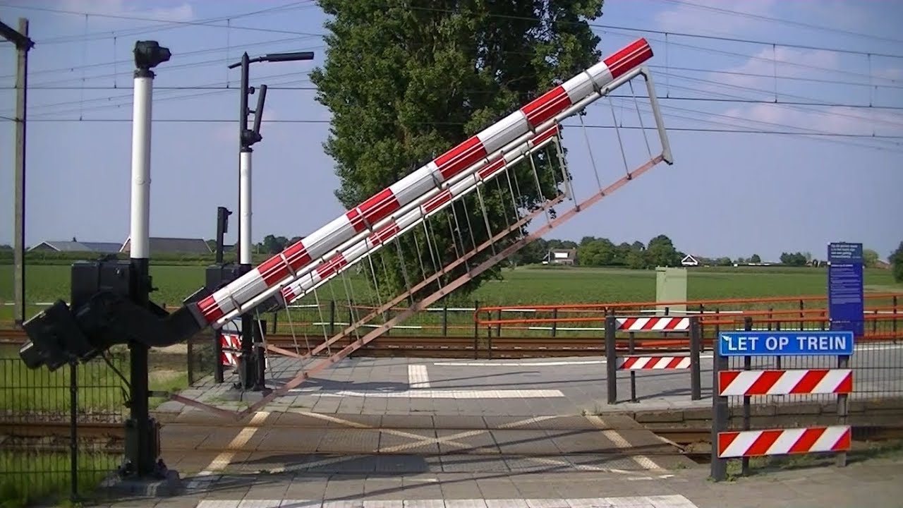 Spoorwegovergang Kruiningen-Yerseke // Dutch railroad crossing