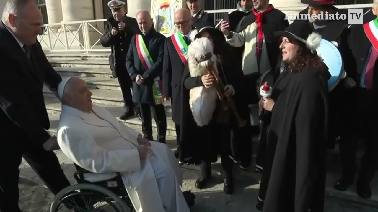 ZAMPOGNARE DEL GARGANO DAL PAPA CHE SI COMMUOVE