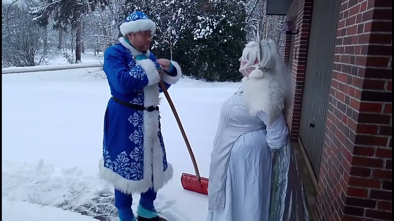 Väterchen Frost beim Schneeschieben