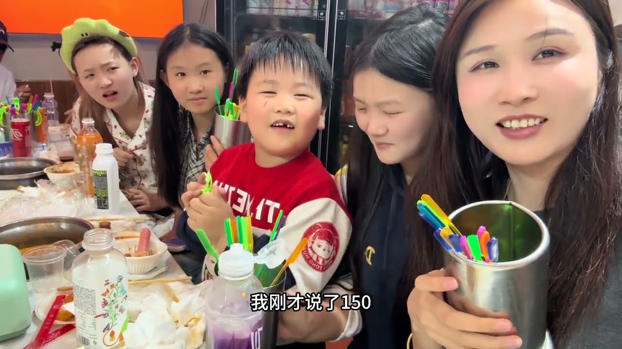 假期最后一天，带着孩子们逛公园又吃旋转小火锅啦！