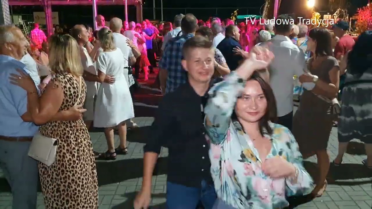 Potańcówka w Sędziszowie a pod sceną wśród tancerzy czarująca stylem tańca i urody młoda para