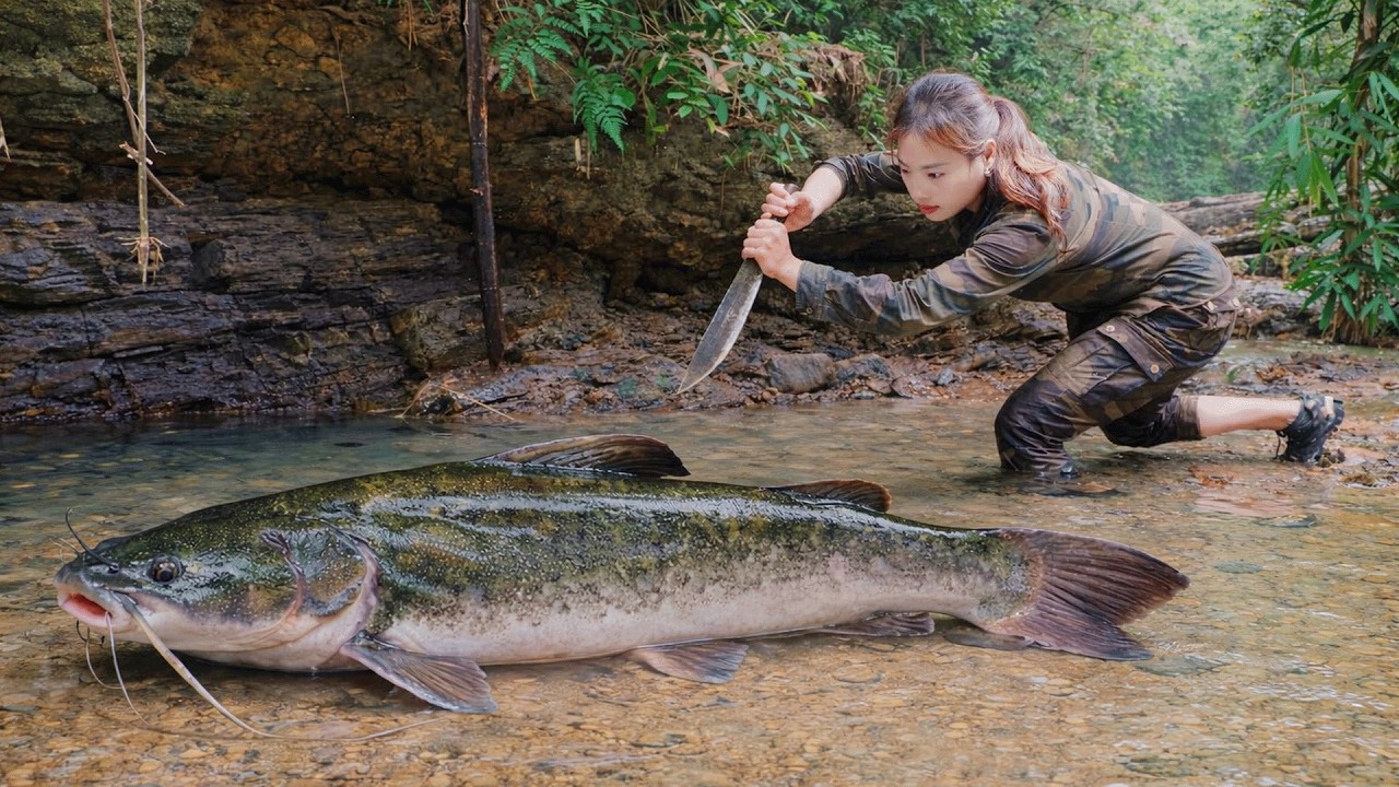 Alone Survival Skills: Catching Stream Fish & Foraging Food for Wild Boars