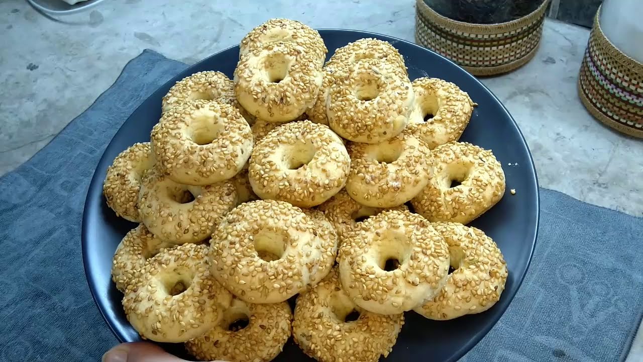 ببيضة واحدة تحصلت على 30 كعكة بمذاق البسباس والجلجلان لضيوف الغفلة