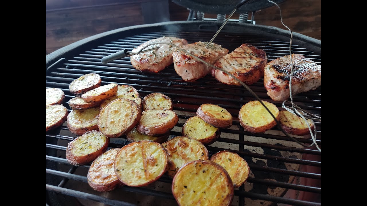 Kiaulienos nugarinės kepsnys su keptomis bulvėmis Kamado BONO grilyje