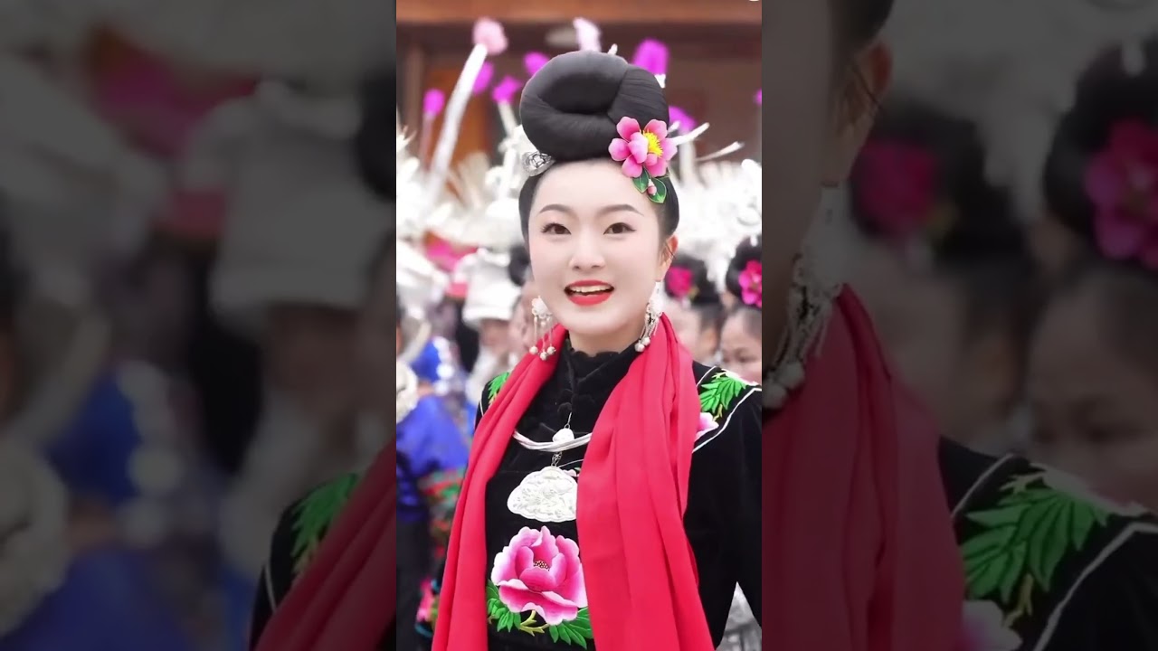Beautiful Miao/Hmong Girls in Traditional Clothing