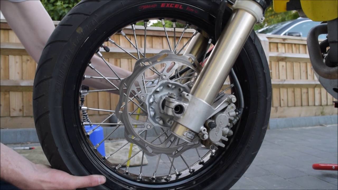 Снятие и установка переднего и заднего колеса на мотоцикл Suzuki DRZ 400 S SM supermoto.