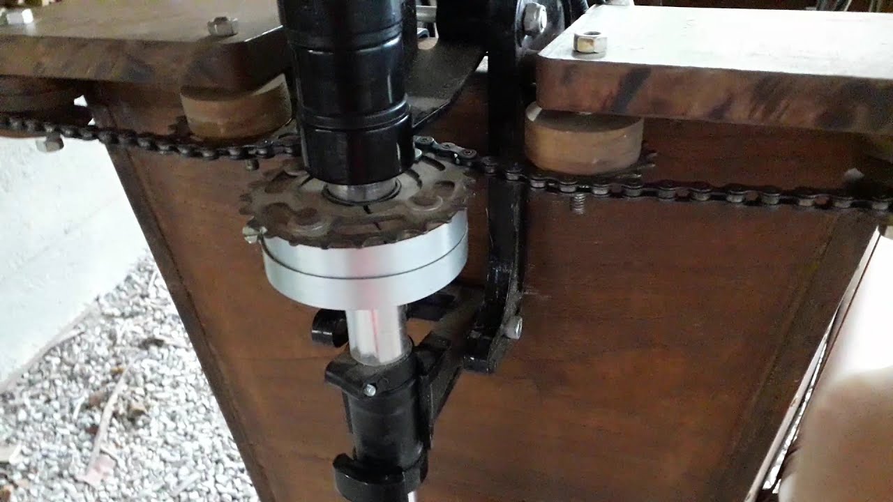 Barco de madeira com motor 52cc + direção central Parte2