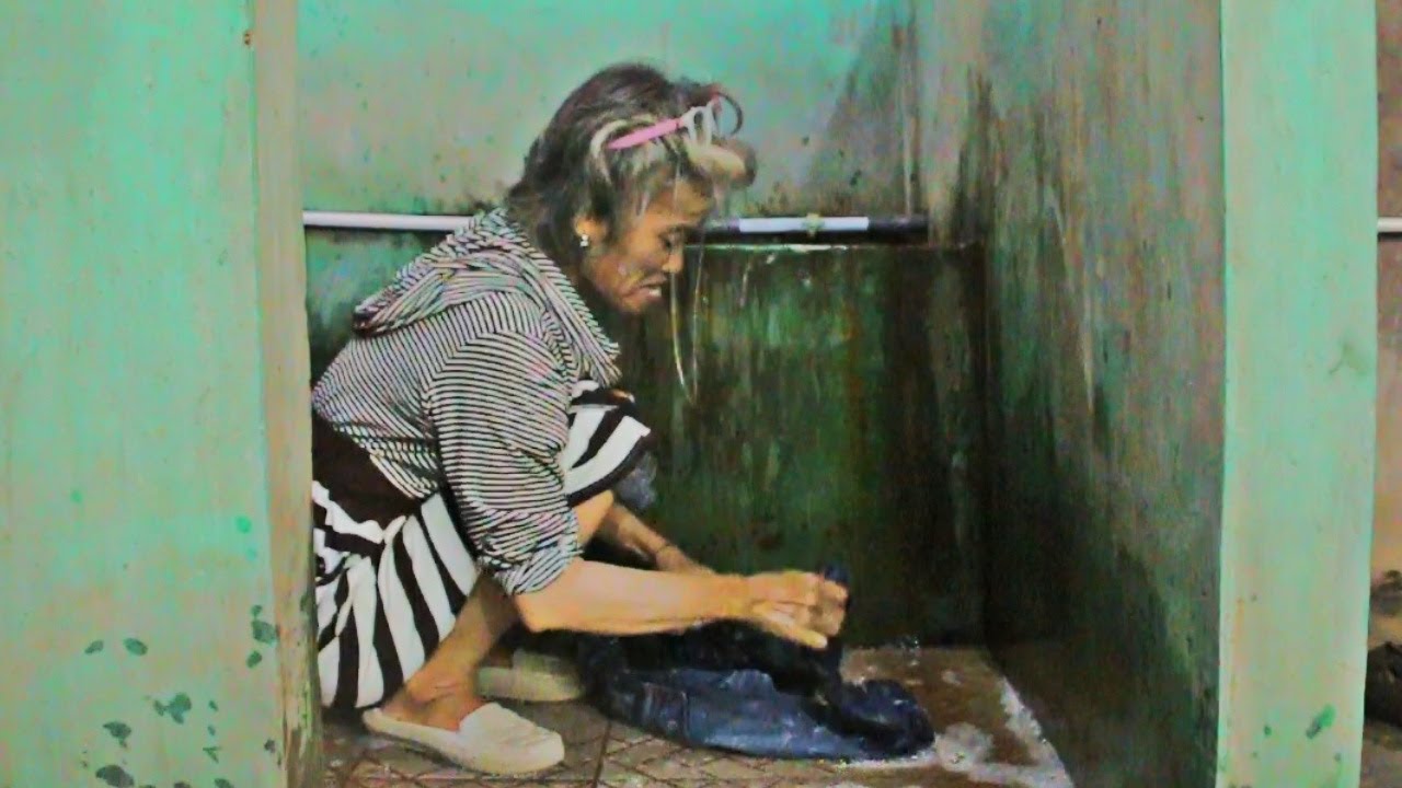 Ibu Beybi sibuk nyuci baju, Bang Rian sibuk di marahin Anna