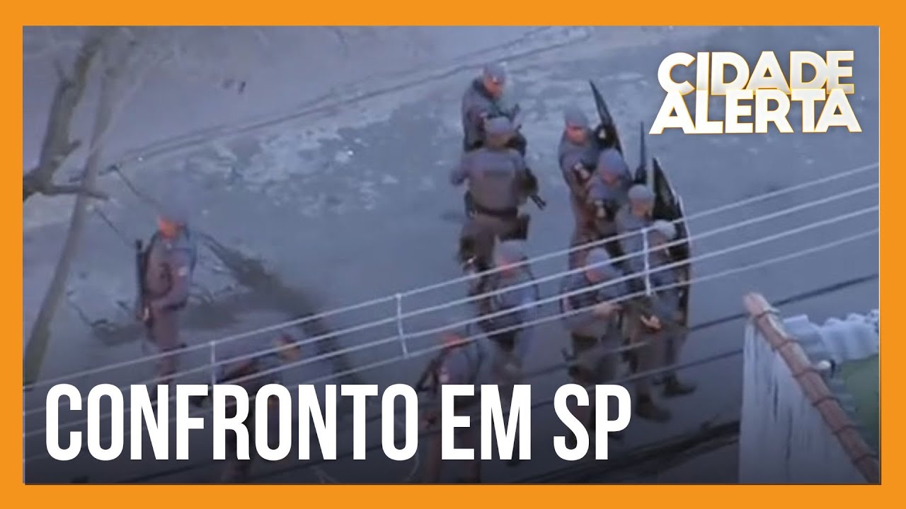 Polícia não se intimida, entra em comunidade e apaga pichação sobre o PCC