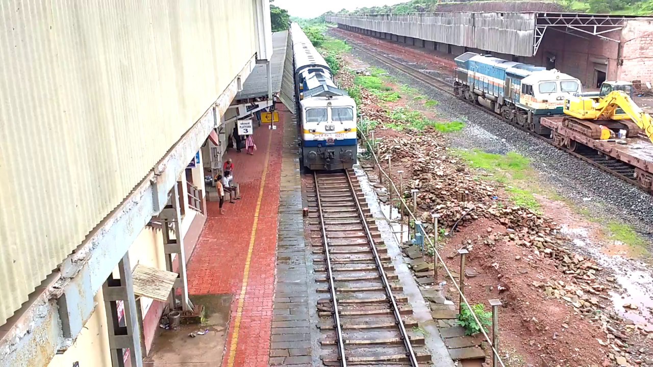 Passenger Rush at Ratnagiri Railway Station.. people Coming Out of Running Train..