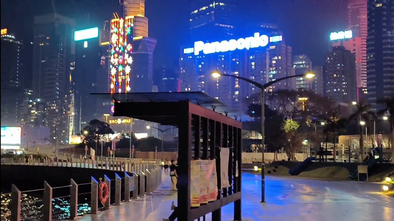 夜色漸濃，海邊公園的燈光慢慢的开始明亮，像星星般洒在步道小树旁，海邊，長椅間，把夜晚衬得燦爛