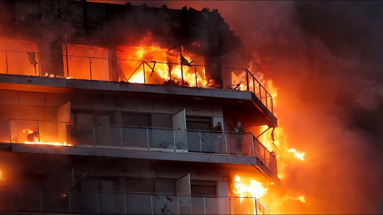 Así ha sido el incendio que ha arrasado dos edificios en Valencia