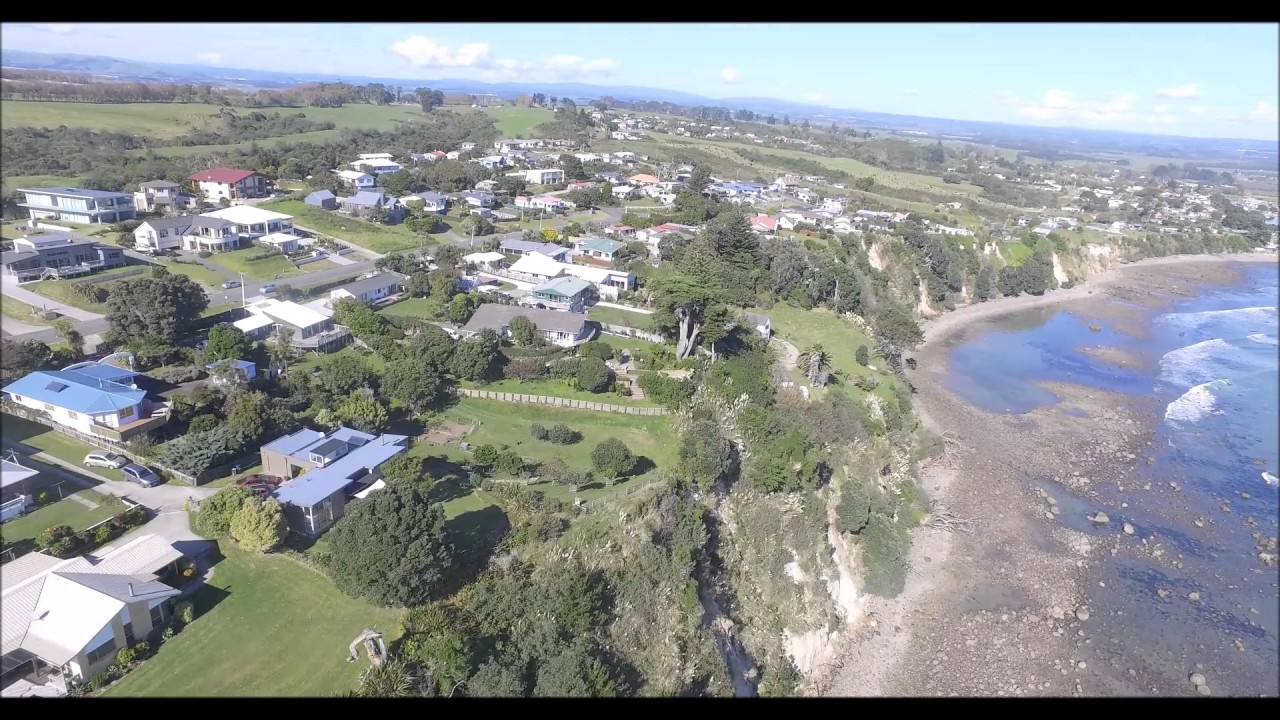 Flying at the beach/Maketu