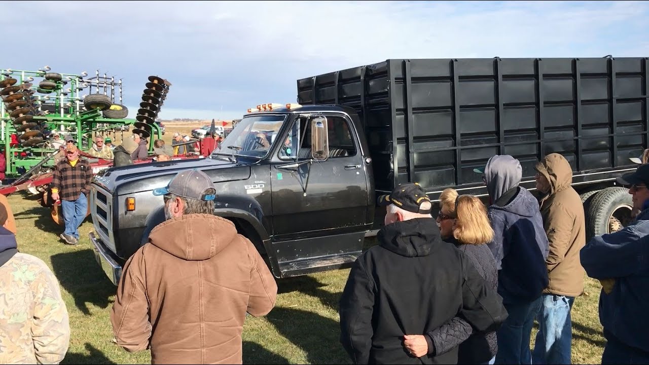 1977 Dodge Custom 600 Grain Truck with 78K Miles Sold for Record Price on Iowa Auction