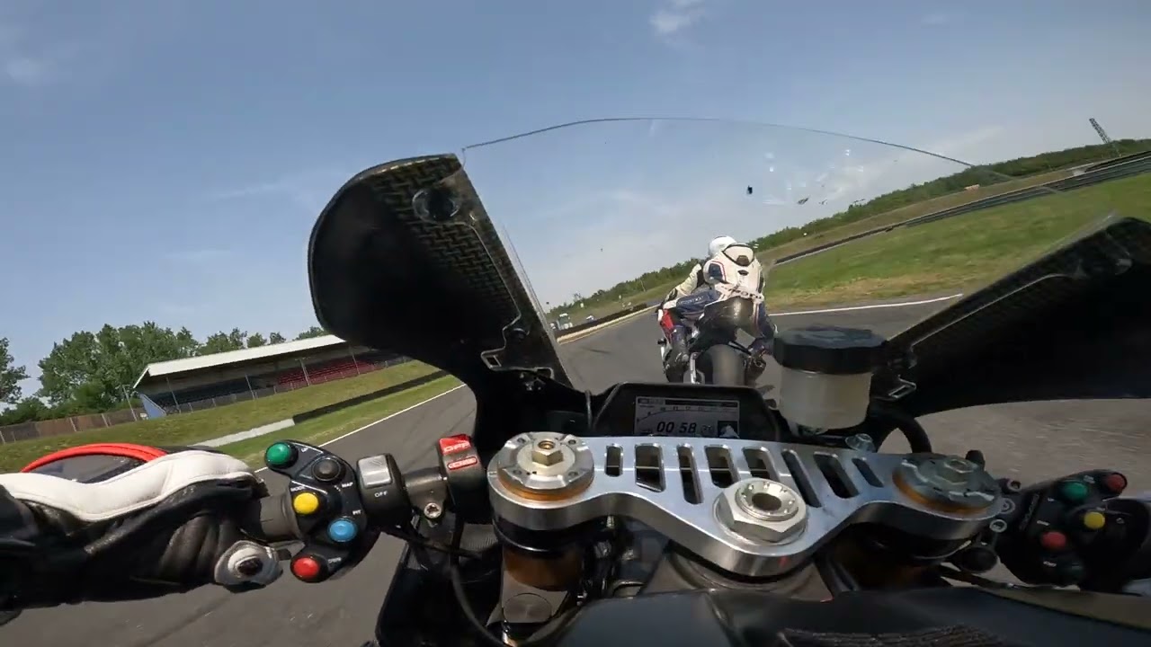 Yamaha R1 vs BMW S1000rr in Germany OSL - FAST POV