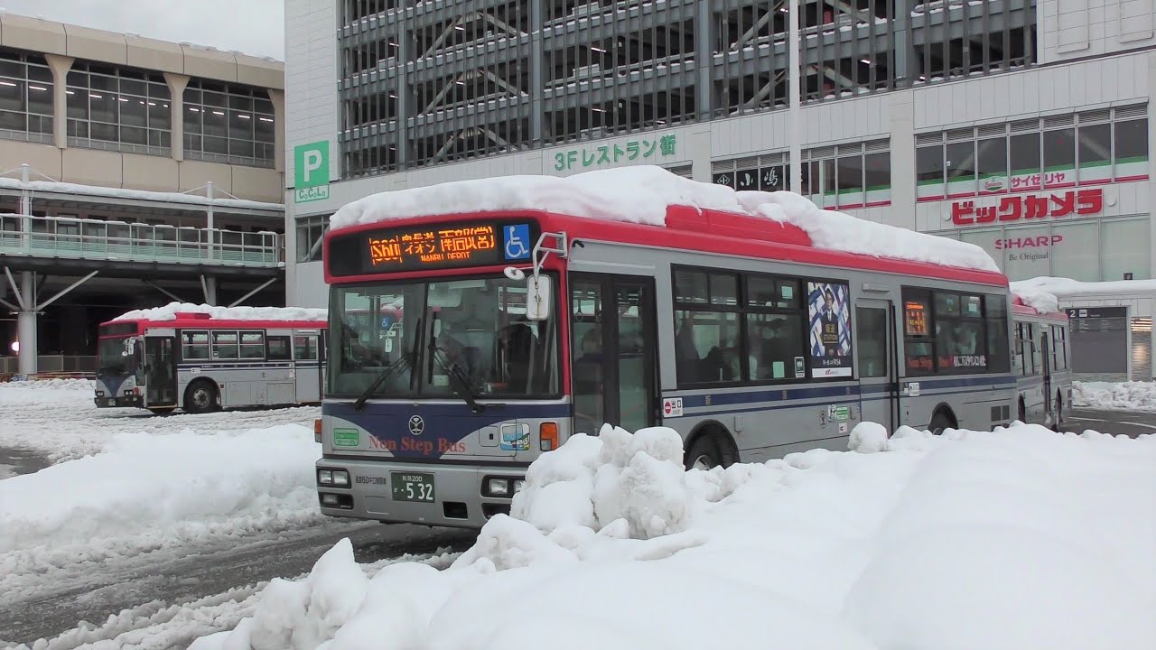 記録的大雪　新潟駅でバスを眺める