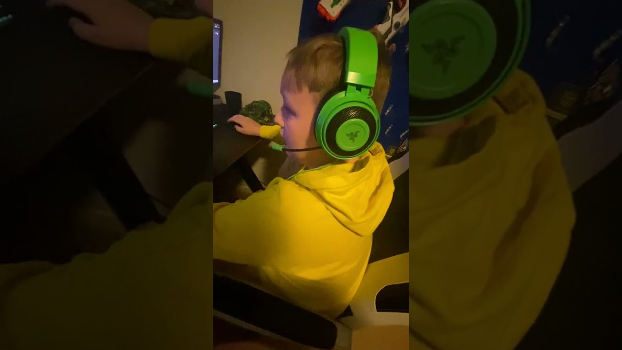 Friend playing geometry dash part 5!!!!!!!