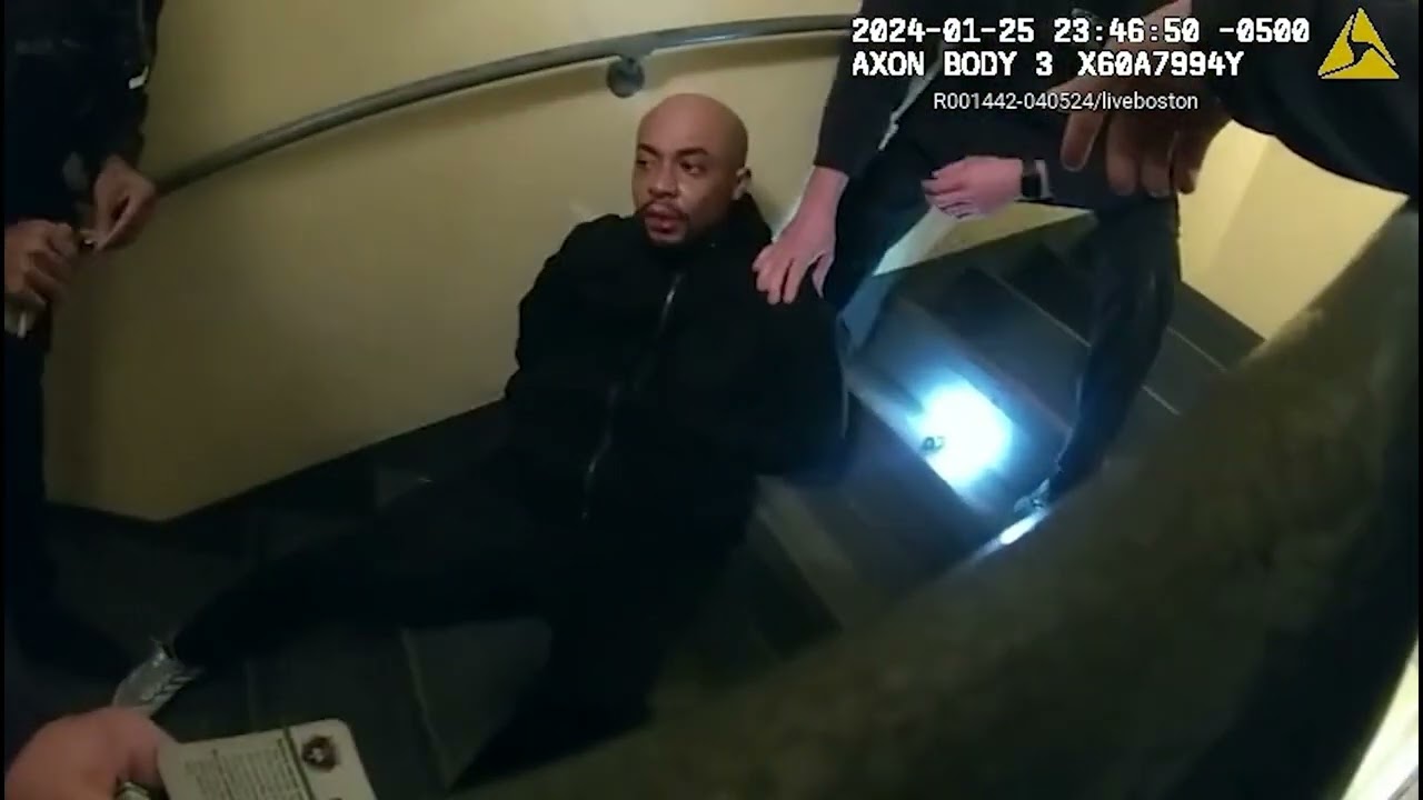Полиция Бостона арестовала вооруженного преступника, найденного спящим на лестничной клетке