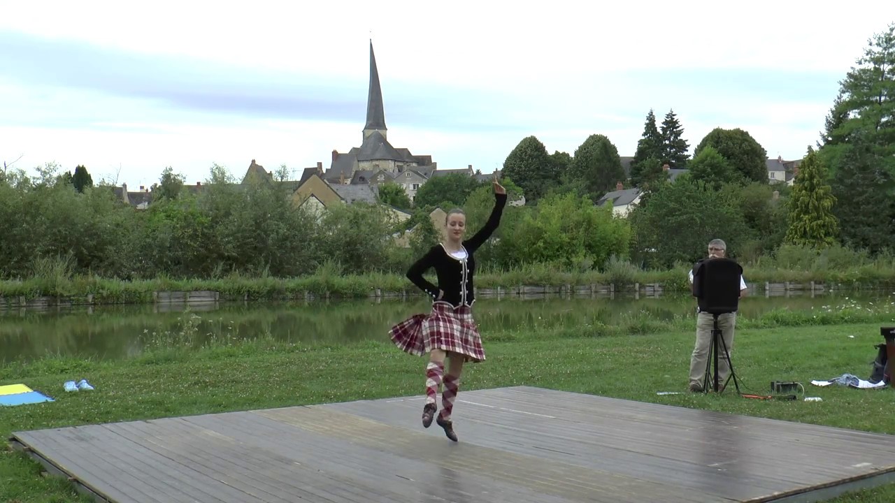Fanny AUBRET Over the water to Chairlie dance at Le Vieil Baugé en Anjou show