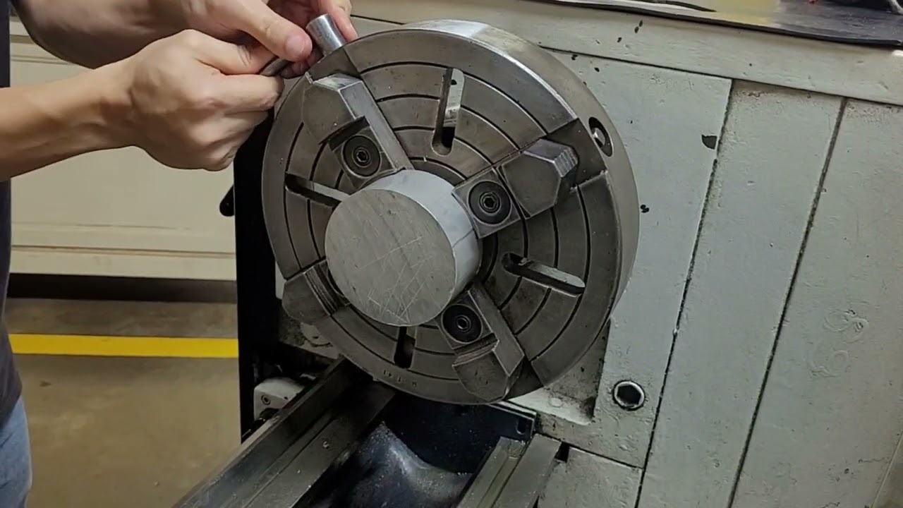 Centrar peças  na placa de quatro castanhas independentes.