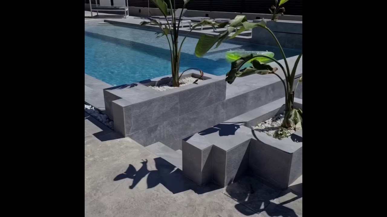 Piscina de porcelanico con cascada I Paradisepoolsspain