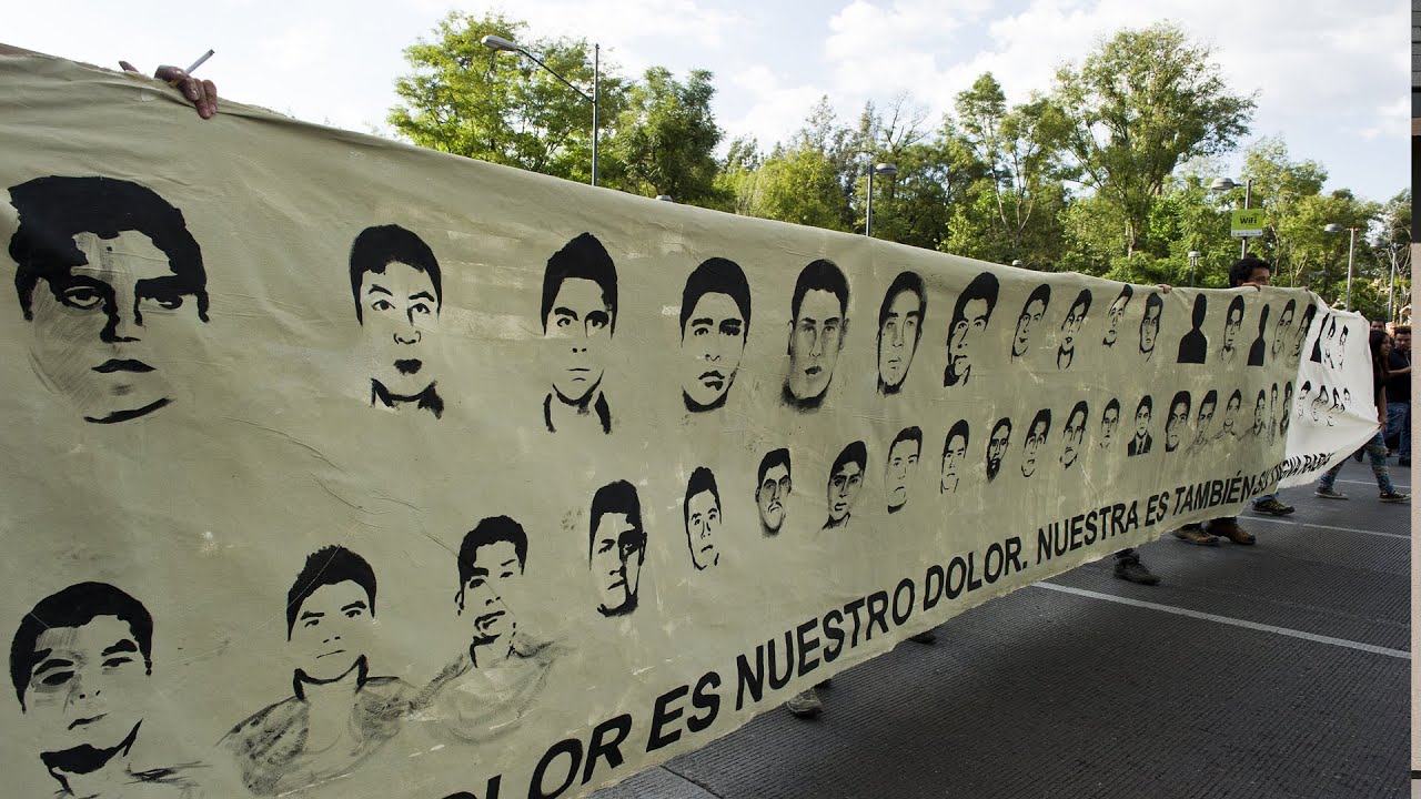 Estudiantes de Ayotzinapa buscan intensamente a sus compañeros desaparecidos.