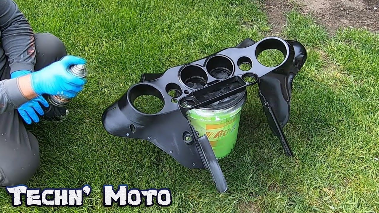 #3 Harley Davidson Street Glide Project- Sand & Paint Fairings & Install Spark Plugs | Techn' Moto