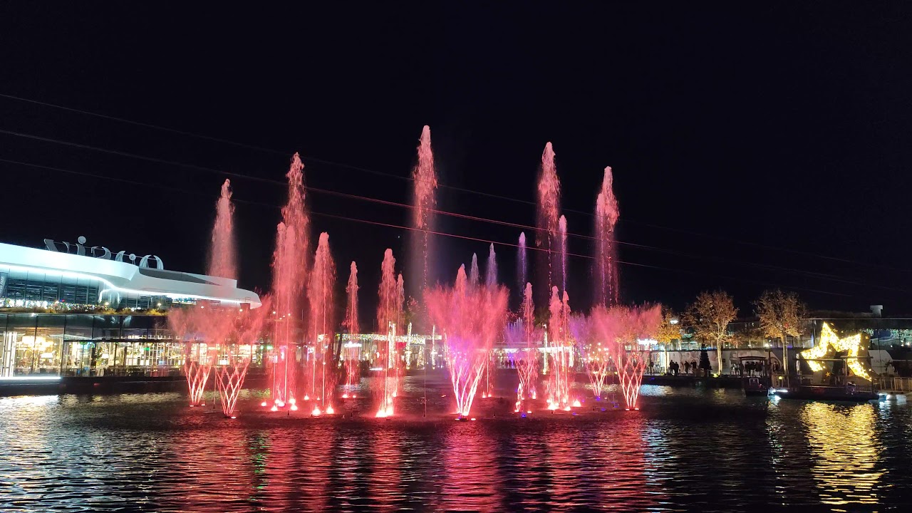 Fuente de luces centro comercial Oasiz