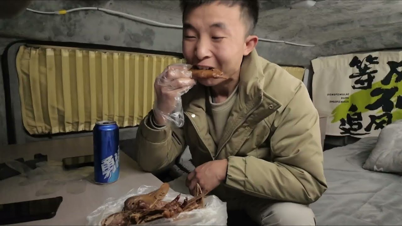 一人一车一瓶酒，无牵挂，敬自由