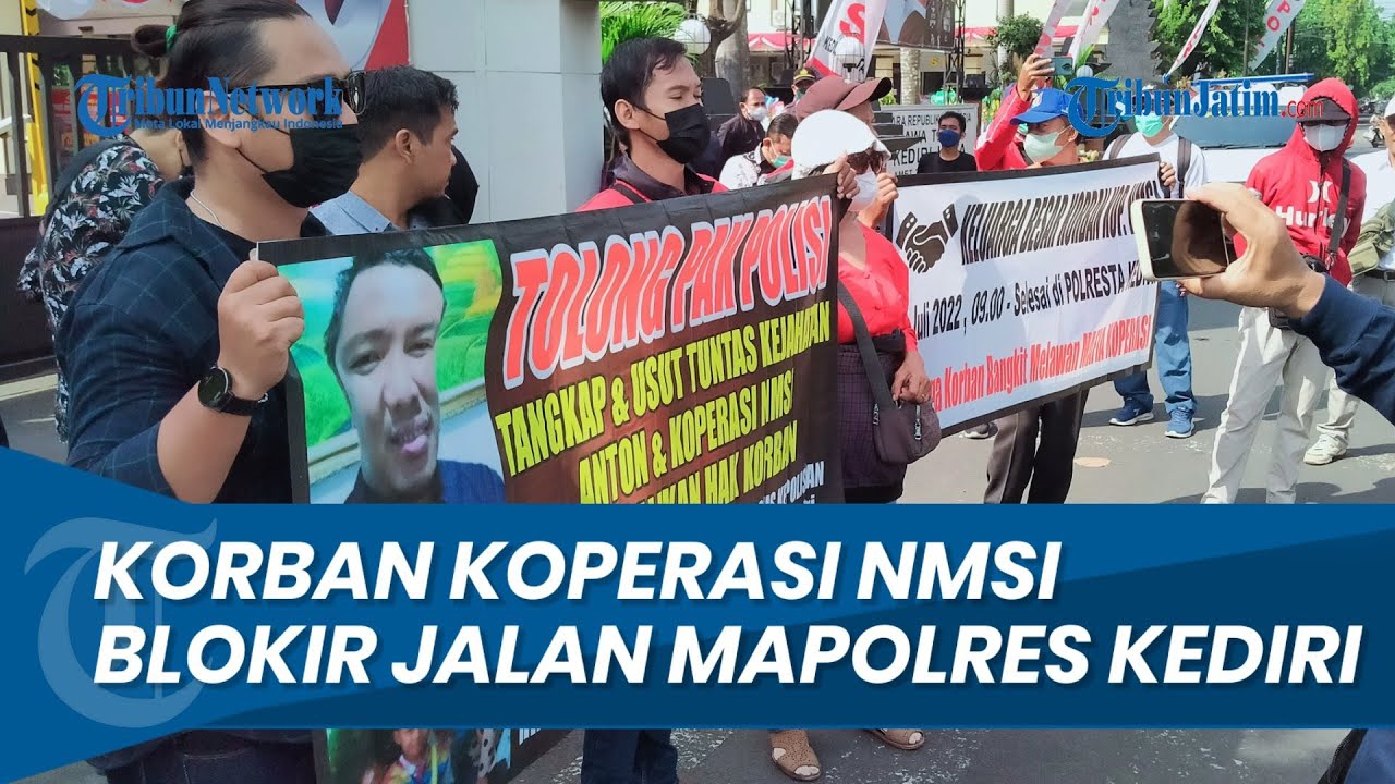 Dilarang Masuk Mapolres Kediri, Korban Koperasi NMSI Sempat Blokir Jalan, Gelar Spanduk dan Poster