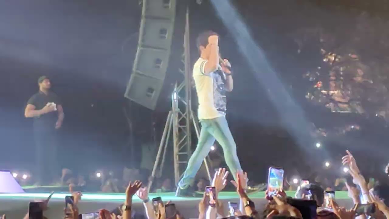 Zara sa |kk|crowd singing|wohoOooo|delhi|nsit