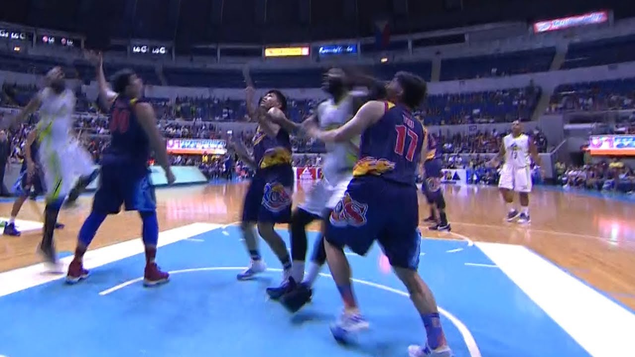 Chris Tiu goes down after being hit hard by Malcolm White in the face! | PBA Commissioner’s Cup 2018