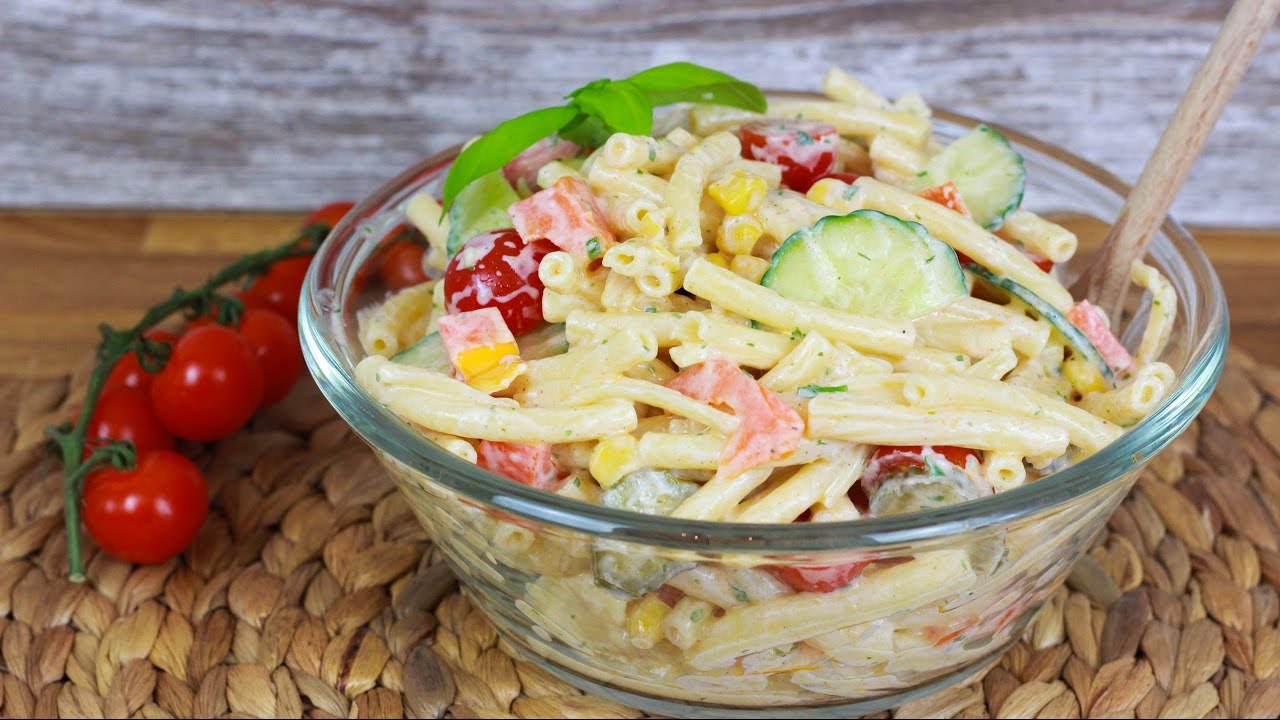 Nudelsalat mit Joghurt und buntem Gemüse