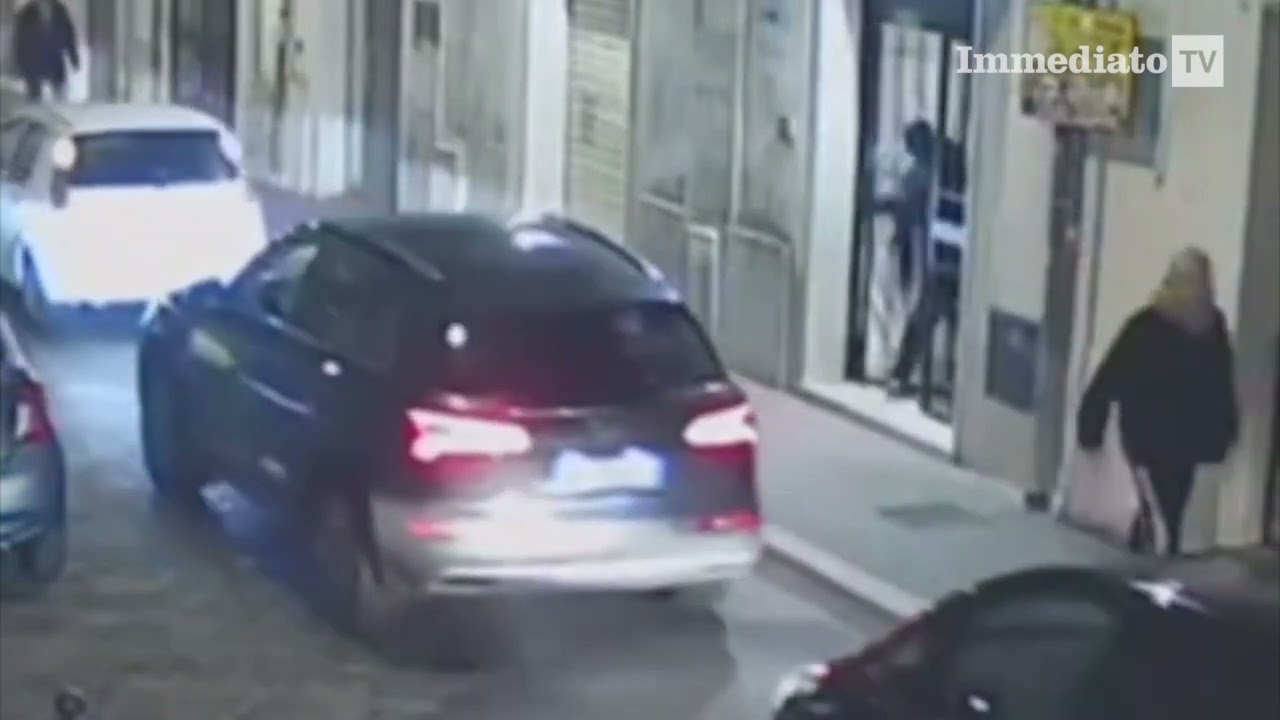 RAPINA IN GIOIELLERIA DI VIA ARPI A FOGGIA.TRE MALVIVENTI SCAPPANO TRA PASSANTI E AUTOMOBILISTI